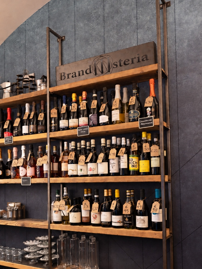 07 Brandosteria ristorante ingresso scaffali
