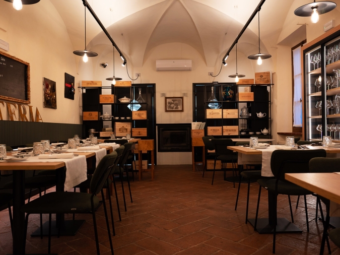 21 Brandosteria ristorante sala scaffali01