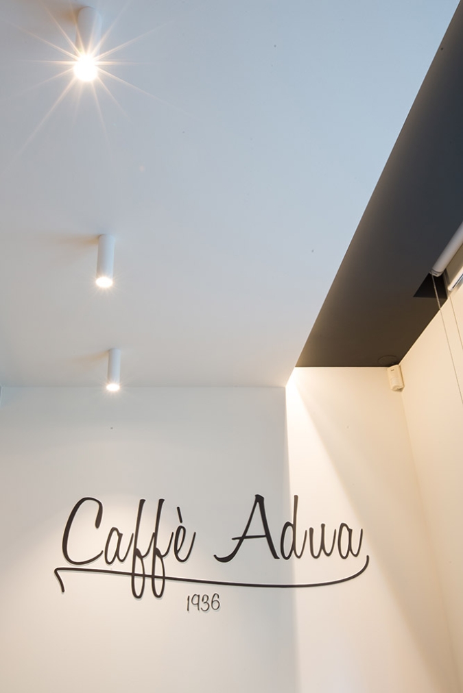 22 arredamento bar caffe adua borgosesia bancone retrobanco illuminazione allestimento design