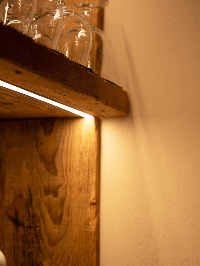 23 Brandosteria ristorante dettaglio scaffale legno led