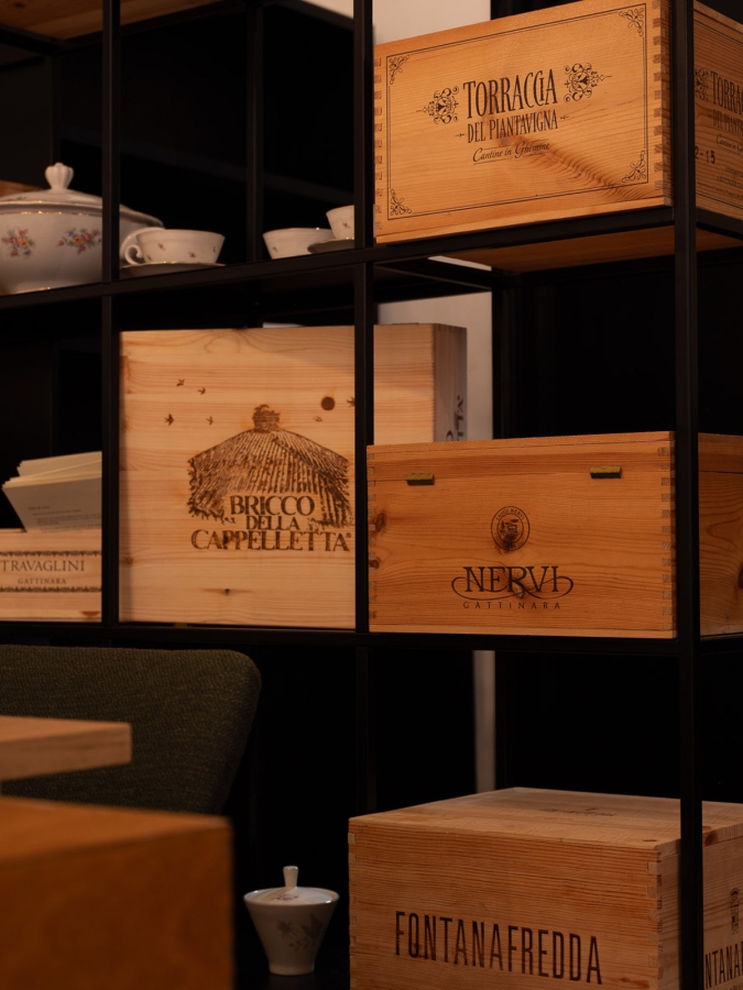 24 Brandosteria ristorante dettaglio scaffali metallo