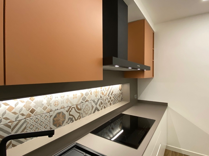 arredamento cucina ristrutturazione ambiente illuminazione colori scala microcemento borgosesia 03